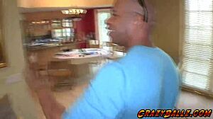 Bon sang, une chatte de jeune serrée défoncée par une bite monstrueuse en action sauvage