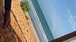 Pijpte lul op strand voor iedereen met grote tieten