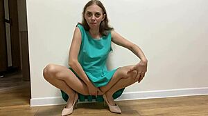 Sottogonna tacchi e gambe in minigonna sexy