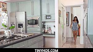 Drobná Asijka Mina Luxx sání tlustý kokot po schovávané!