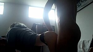 Маленькая любительница сосет утром в домашнем сексе с подругой!