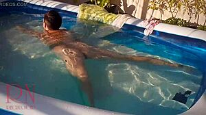 Víz alatti sellő ugrat ujjal közelről