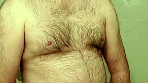 Naakte Martin Lavallee masturbeert ejaculeert eet zijn eigen sperma