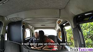 戴眼镜黑人美女在出租车里承受司机巨鸡巴