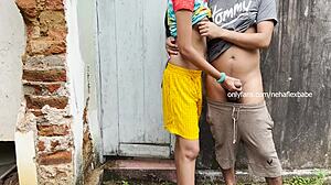 Истинска индийска момиче става палаво с колеж приятел на обществено място