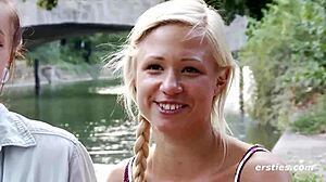 Deutsche Girls verwöhnen sich in der Umkleide