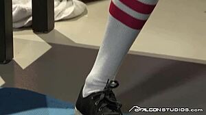 Ει, jocks, θέλετε να δείτε καυτό pounding στο αποδυτήριο στο Falconstudios;