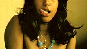 Vintage Szene zeigt schwarze Muschi, die weißen Schwanz in haariger Retro-Action nimmt