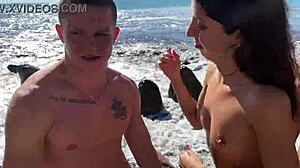 Bitch Dibor di Semua Lubang oleh Banyak Kontol di Pantai Umum