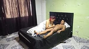 Antes de que venga papi mi madrastra me chupa la polla