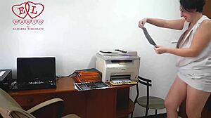 Глупавата секретарка сканира ръце и цици в офис гаф. Каква тъпа грешка!