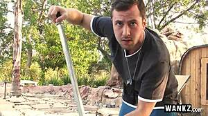 Tip iz bazena črpa ogromen creampie v tesno šolarko 18+ kurbo. Obrita najstnica 18+ stoka ob zunanjem bazenu.