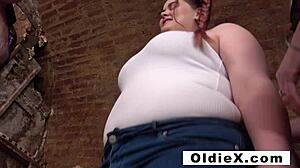 Bestefar suger hardt på tjukk cougar pupper bøyd over