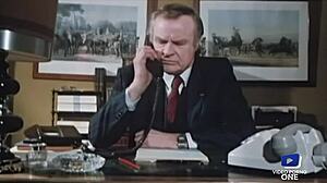 Marianne et Dominique, femmes sexy, taquinent le majordome pour un plaisir sauvage ! 😍