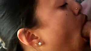 Strokovni blowjob konča s cumshot v usta po deepthroat akciji