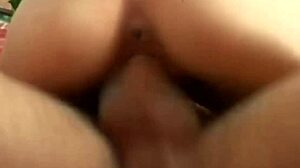 Pequena jovem 18+ leva gozada interna cavalgando pau duro do velho