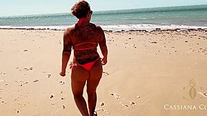 Cassiana blev nøgen på stranden, siger, Lad os tage mine venner til hotellet for varm action!