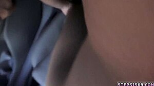 18-летняя лишается девственности с жестким минетом в свой день рождения