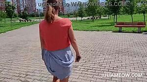 Majdnem elkaptak, ahogy villantom a cicimet az elhagyott vasúton... ó!