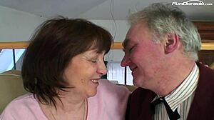 Alte Schlampe explodiert vor intensivem Orgasmus bei wilder Masturbation