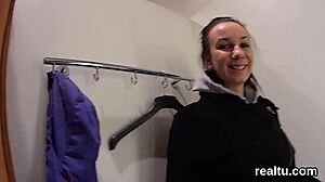 Okouzlující česká nymfomanka sváděna v hypermarketu pro POV šoustání