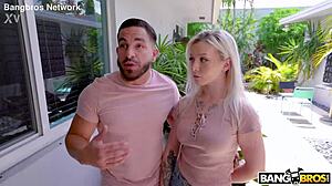 שכנה בלונדינית מקבלת גמירה בכוס מגולח בברכה ראשונה