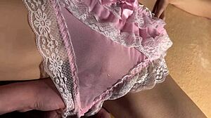 Ex horny goda dengan rub pepek creamy dan cum melalui seluar dalam