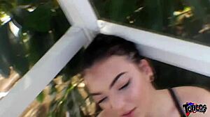 야 귀여운 애야, 밖에서 청바지 입고 긴 블랙 자지 핸드잡 해!