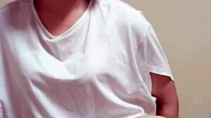 婷萱人妖用巨大玩具口交和肛交，在中国变装场景