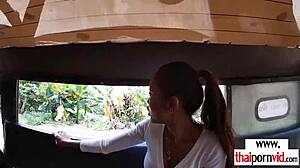 Thai teini neitsyt imee isoa valkoista kyrpää hotellissa! Kuuma amatööritoiminta! 😍