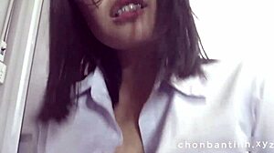 La jeune vietnamienne sèche l'école pour une session de chevauchée au motel