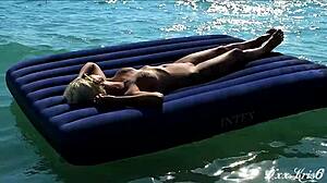 Lepa blondinka z velikimi sisi naga na javni plaži