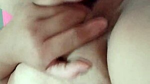 Novinha Tarada eksplodira u solo krevetskom orgazmu.