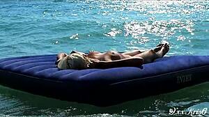 Lepa blondinka z velikimi sisi naga na javni plaži