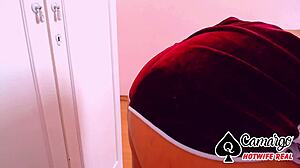 Seksi karım, dev dövmeli götüyle dans ediyor