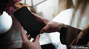 Figliastra leccata a crudo da bocca affamata di matrigna tettona.