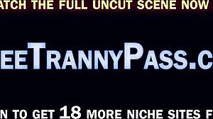 ¡Uff, latina trans caliente recibiendo polla bien profundo en el culo... qué rico!