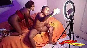 morena gostosa encontrando coroa em live