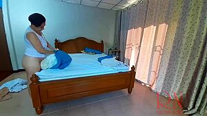 Nudistická hospodyně Regina Noir pracuje nahá