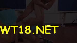 Ángel caliente y ordenado provoca con cuerpo perfecto en juego oral hardcore