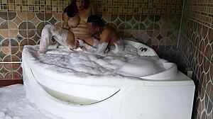 Dampende latina stedsøn forfører mig i jacuzzi til vild action