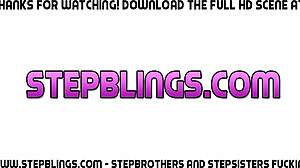 Ember, Emma Hix szórakozik a mostohatestvérével, miközben ő jól lenyalja!