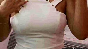 Me estoy masturbando mi coño afeitado