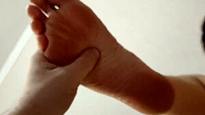 继母，我可以在你休息时拍你性感阴部和大奶吗？