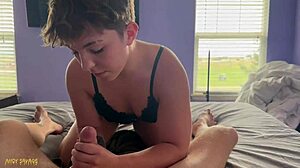 Девственница Таша Т Рекс, 19, дает свой первый хэндджоб в домашнем POV