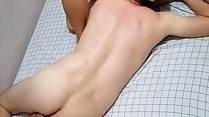 Asiática gordinha cheia de tesão empina pra levar de quatro