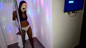 Soy sucia soy caliente soy estudiante la morena realiza un baile despues de las clases debajo de la falda se le observa una bagina prieta y mojada porno casero de estudiantes