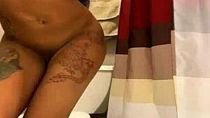 야, 내 젖은 보지 가지고 놀아보는 거 봐?