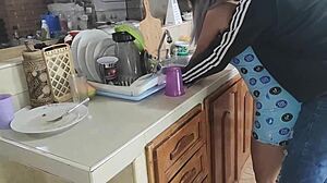 Svigerinnens hånd ble sittende fast, og jeg tok sjansen, knullet henne lidenskapelig mens hun skriker