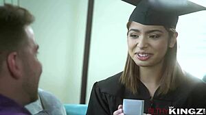 Stedniece Hazel Heart tar første store kuk i misjonær